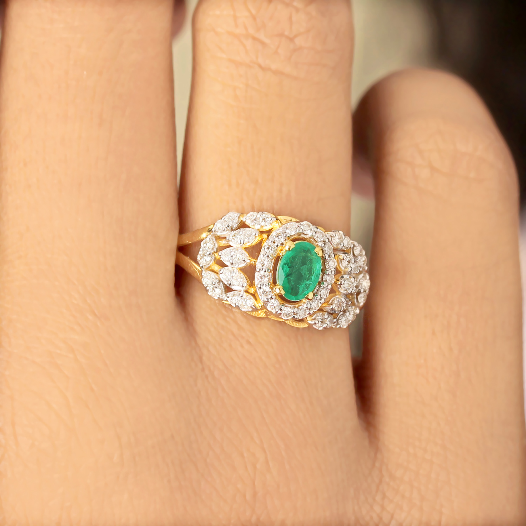 Gold beautiful ring with diamond & emerald