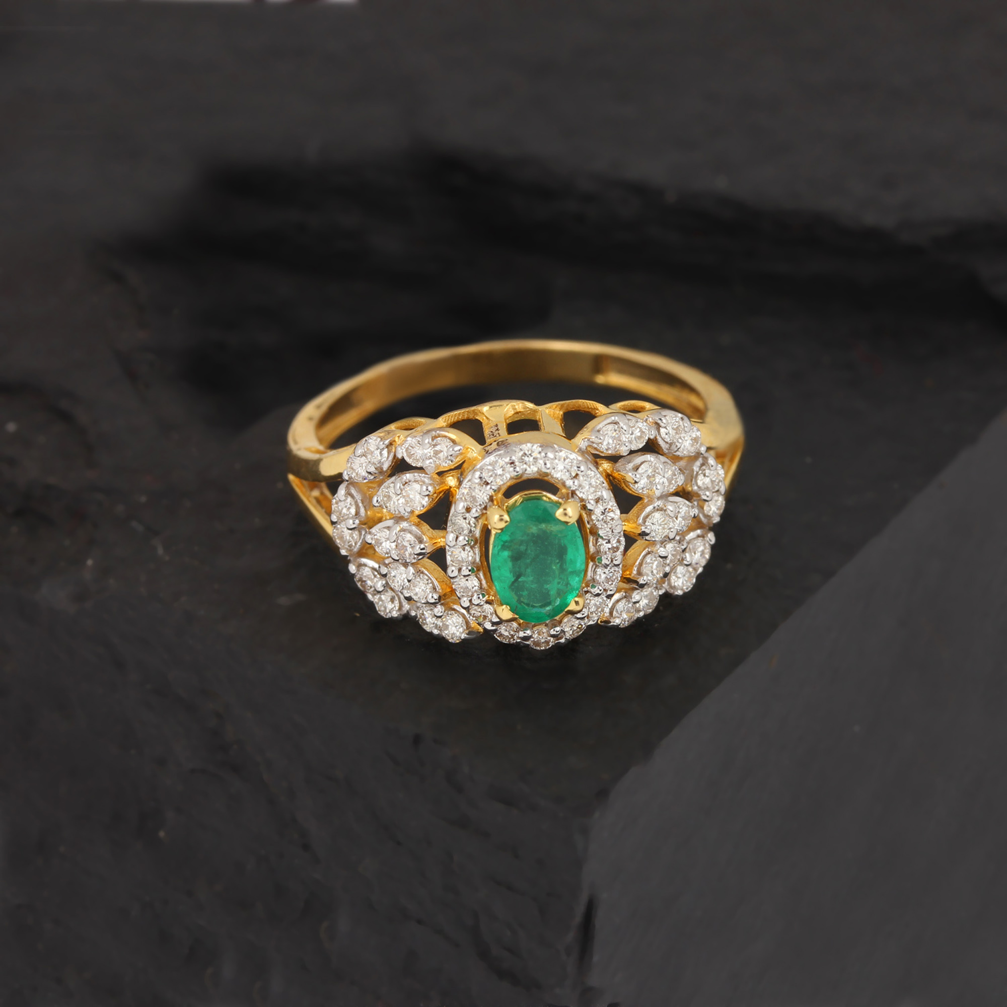 Gold beautiful ring with diamond & emerald